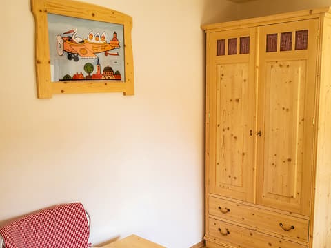 Chalupa KOKOŘÍNSKO – Šatní skříň a štokrle