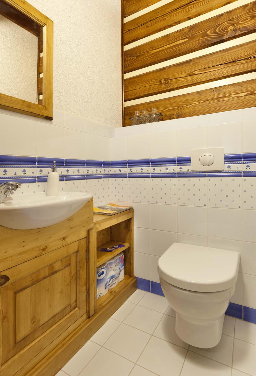 Rustikální WC skříňka z českého masivu pod umyvadlo v selském stylu na chalupě.