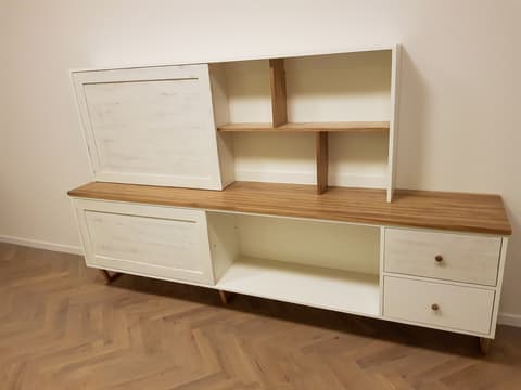 Velká bílá TV komoda z poctivého masivu s kombinací otevřených polic a uzavřených skříněk.