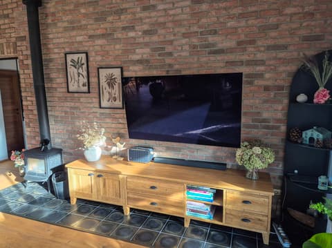 Venkovský dům JAROMĚŘSKO – TV skříňka z dubového masivu