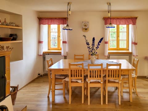 Chalupa KOKOŘÍNSKO – Jídelní stůl se židlemi