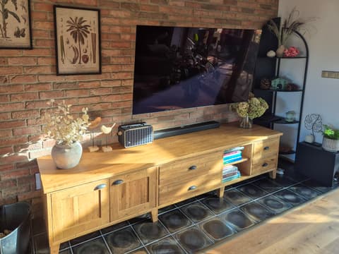 Venkovský dům JAROMĚŘSKO – Skříň pod televizi z dubového masivu