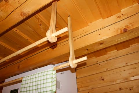 Stropní dřevěný sušák z poctivého masivu zvaný bídlo, zavěšený na trámech pod stropem pro stylové a praktické sušení utěrek.